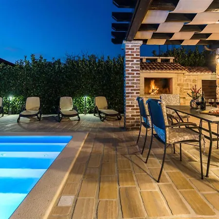 Vila Stone Petit Rustica With Pool *